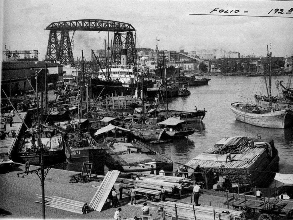 Черно-белое фото портового района Ла Бока