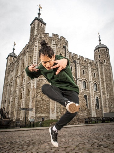 Танцор на фоне Белой башни лондонского Тауэра