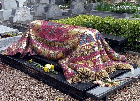 Надгробие у могилы Рудольфа Нуриева на кладбище Сент-Женевьев-де-Буа